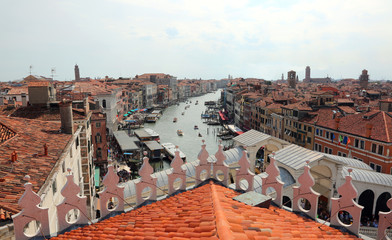 Obraz premium venice roofs with the Rialto bridge and the ships on the Grand C