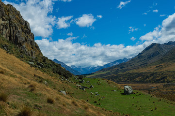 Fototapeta na wymiar Seitenansicht Mount Sunday mit Stein 3; Neuseeland