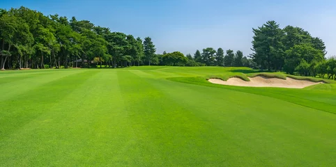 Schilderijen op glas Panorama view of Golf Course with fairway field in Chiba Prefecture, Japan. Golf course with a rich green turf beautiful scenery. © okimo
