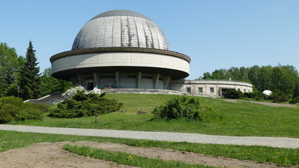 Planetarium. Stare obserwatorium astronomiczne w Parku Miejskim koło Katowic. Polska. Lato  © Marian