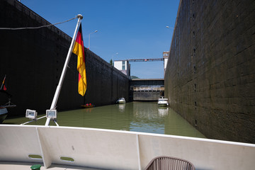 Schiff in einer Schleuse an der Donau
