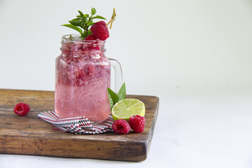 Himbeerlimonade mit Limette und MInze