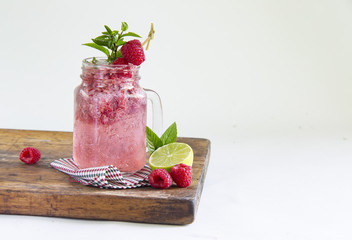 Himbeerlimonade mit Limette und MInze
