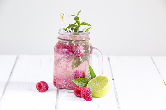 Himbeerlimonade mit Limette und MInze