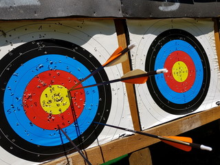 Zielauflage mit Zielscheiben und Pfeilen