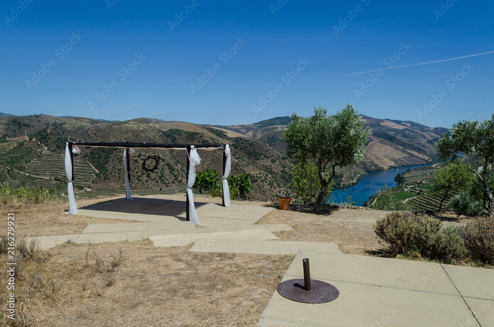 Wall mural terraza con vistas al douro del museu de foz coa, douro. portugal