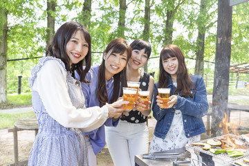バーベキューを楽しむ女性グループ　乾杯