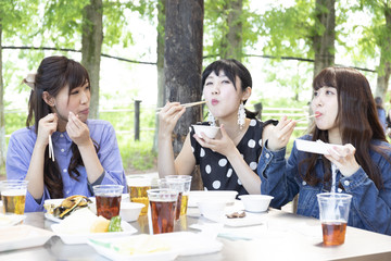 バーベキューを楽しむ女性グループ