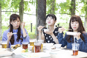 バーベキューを楽しむ女性グループ