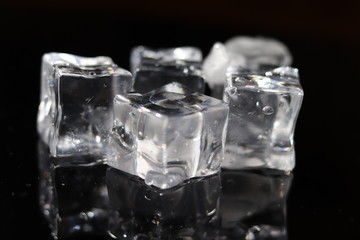 Eiswürfel vor schwarzem Hintergrund 4