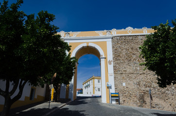 Fototapeta na wymiar Puerta de la ciudad de Avis, Alentejo. Portugal