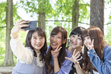 自撮りをする女性グループ