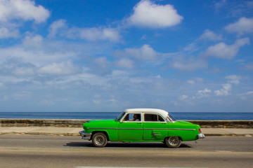 Obraz na płótnie Canvas Old American Green Car in Havana