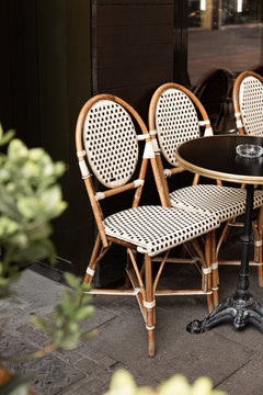 Terrasse d'un caf&eacute; en ville