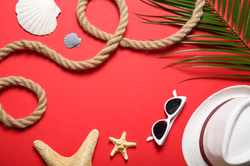 Fototapeta na wymiar Flat lay composition with rope and beach objects on color background
