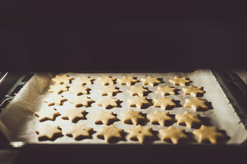 Biscuits sablés en forme d'étoile sur la plaque du four