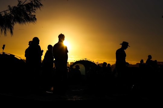 people on de sunst in australia, australianday in sunset 
