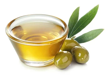 Foto auf Acrylglas Schüssel Olivenöl und grüne Oliven mit Blättern © baibaz