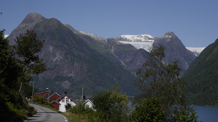 Fototapeta na wymiar Ausblick auf den Fjaerlandfjord und die umliegenden Berge