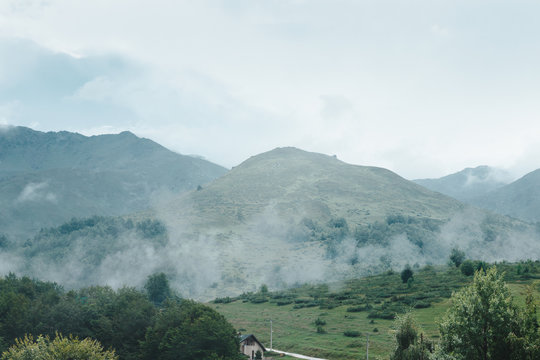 Berge von Prevall&euml;, Prizren, Kosovo im Morgennebel