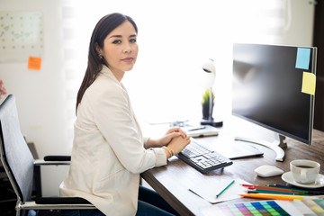 Obraz na płótnie Canvas Beautiful businesswoman working in her office