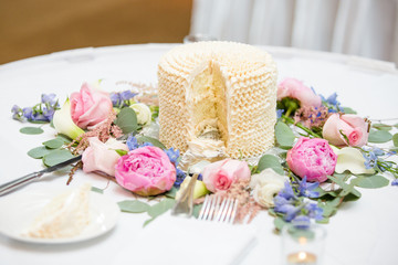 Obraz na płótnie Canvas Cut Wedding Cake