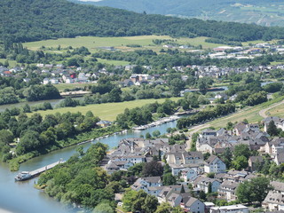 Burgruine Landshut über Bernkastel-Kues mit Blick auf die Mosel 

