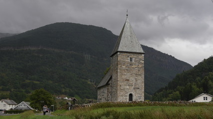 Fototapeta na wymiar Historische Steinkirche in Hove, Sognefjord, Norwegen