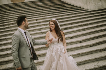 Fototapeta premium Young wedding couple on Spanish stairs in Rome