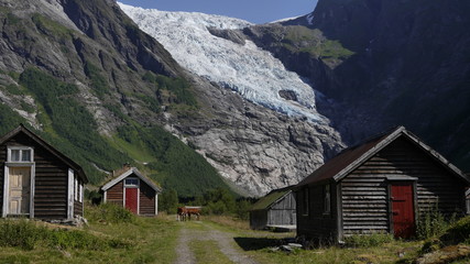 Fototapeta na wymiar Verlassene Holzhäuser am Fuße des Gletschers Boyabreen, Jostedalsbreen, Norwegen