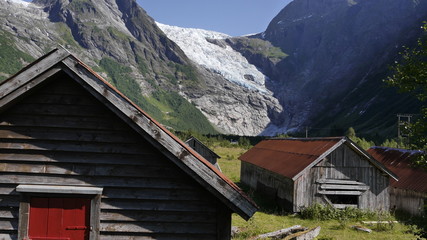 Fototapeta na wymiar Verlassene Holzhäuser am Fuße des Gletschers Boyabreen, Jostedalsbreen, Norwegen