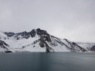Fototapeta premium Embalse el Yeso, Cajon Del Maipo - The view between the mountains