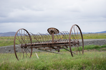 Landschaft mit altem landwirtschaftlichem Gerät im Möðrudalsöræfi - Gebiet im Norden Islands