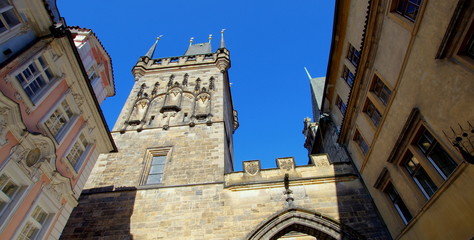 Średniowieczna kamienna wieża na końcu Mostu Karola w Pradze, zabytkowej stolicy Czech © Konrad_elx