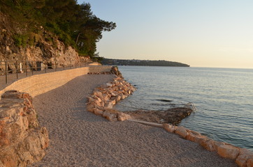 Słoneczne popołudnie na chorwackim pustym wybrzeżu, Istria - obrazy, fototapety, plakaty