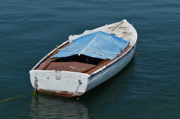 Stara łódź na spokojnej wodzie, Chorwacja - obrazy, fototapety, plakaty
