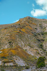 Montañas horadadas por antiguas minas de ocre al aire libre como hormigueros se exportaban desde Alicante España al resto de Europa, principalmente a Inglaterra. El ocre se ha utilizado tradicionalmen