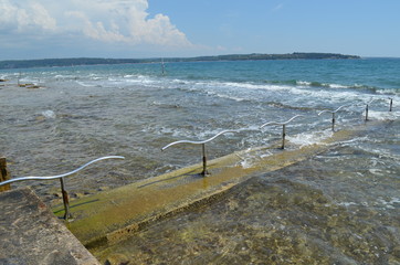 Infrastruktura na betonowej plazy w Chorwacji, Istria, Novigrad © Ewa