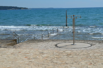 Infrastruktura na betonowej plazy w Chorwacji, Istria, Novigrad © Ewa