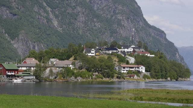 Hyen, kleines Fischerdorf am Hyenfjord, Seitenarm Nordfjord, Norwegen