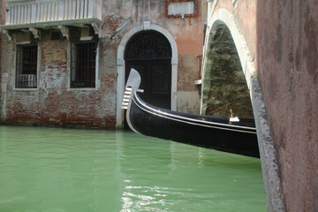 Fototapeta na wymiar gondole sur un canal à venise