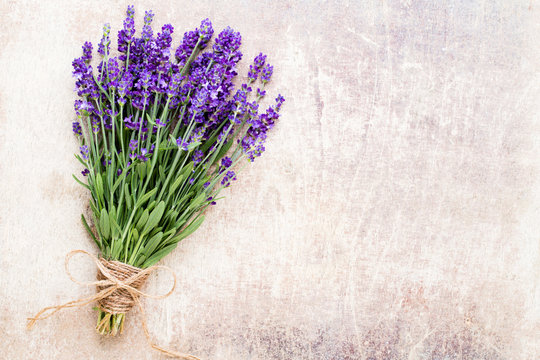 Fototapeta Lavender flowers, bouquet on rustic background, overhead.