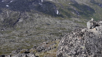 Aussicht von Dalsnibba aufs Tal und die schneebedeckten Berge entlang der Geirangerstraße