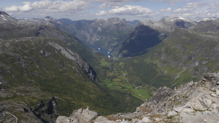 Fototapeta na wymiar Aussicht von der Aussichtsplattform Dalsnibba aufs Tal und den Geirangerfjord