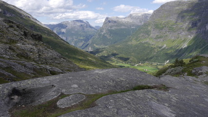 Panorama-Aussicht aufs Tal und den Geiranger Fjord an einem sonnigen Sommertag