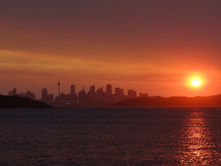 Fototapeta na wymiar Sydney sunset over inner harbour