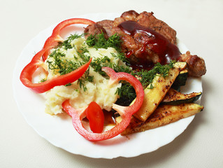 steak with mashed potatoes