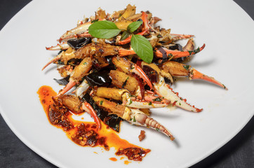 comida mexicana gourmet, cangrejo bañado en salsa de chile de arbol