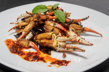 comida mexicana gourmet, cangrejo bañado en salsa de chile de arbol