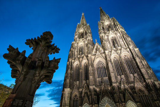 K&ouml;lner Dom und Kreuzblume bei Nacht, Nordrhein-Westfalen, Deutschland